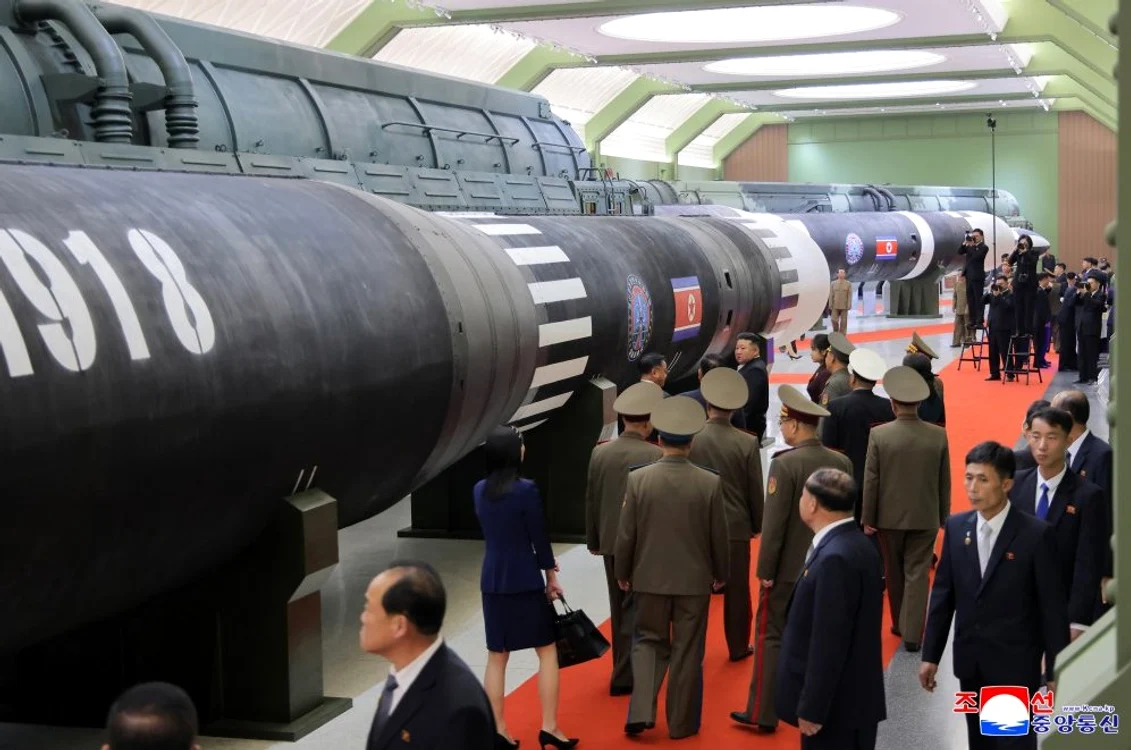 Kim Jong Un vizitează o expoziție de rachete