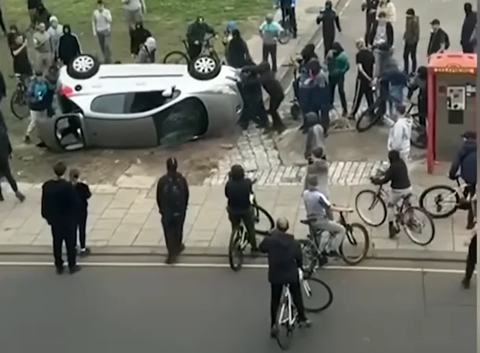 Oamenii au distrus mașini și clădiri unde sunt cazați imigranții. FOTO: Captuă Channel 4