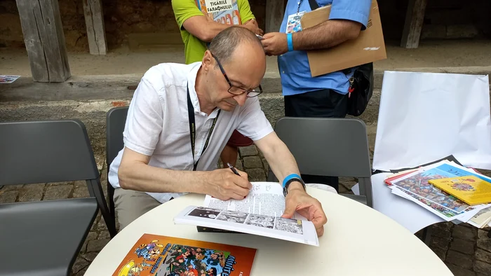 Mircea Arapu oferă autografe fanilor săi din Brașov FOTO Ioan Buciumar