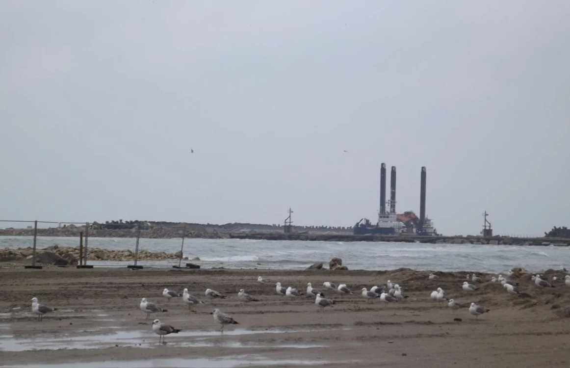 Lucrări pe plajă FOTO Mariana Iancu
