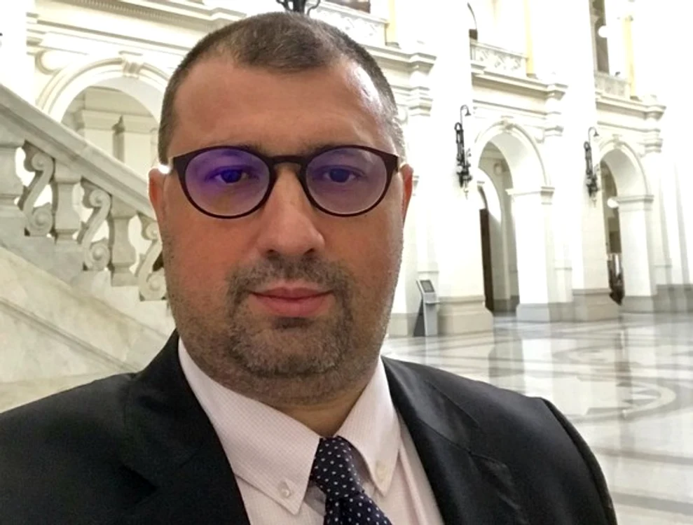 
    Daniel Dragomir a plecat din ţară cu o zi înainte de a fi condamnat. A ieşit cu maşina, prin Aradfoto: arhivă personală  