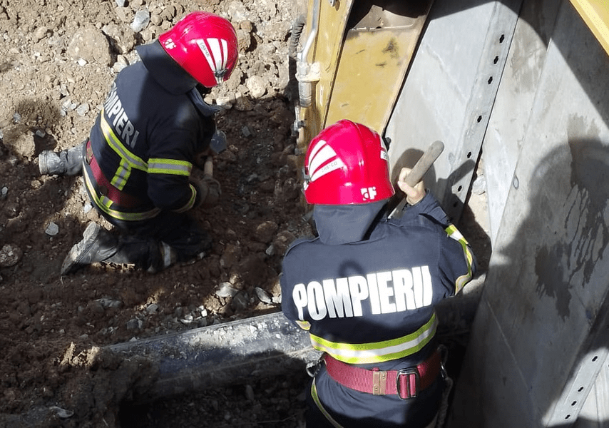 Mal de pământ prăbușit peste un muncitor. Pompierii militari încearcă să-l salveze