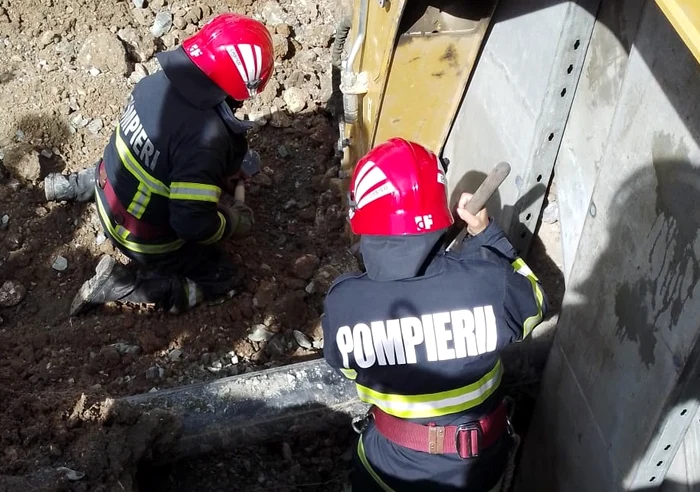 Muncitorul a fost acoperit de malul de pământ FOTO: ISU Dobrogea