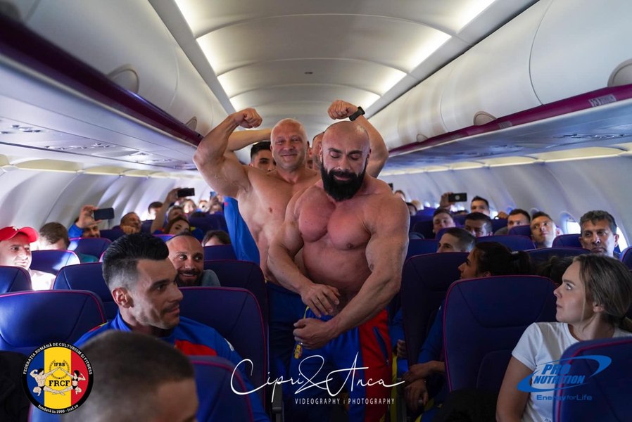 Show fabulos cu culturiștii români în avion: Imaginile fac înconjurul lumii VIDEO