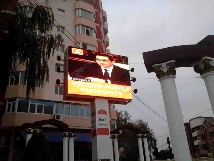 Clipuri electorale cu Victor Ponta, difuzate la Năvodari în duminica votului Sursă foto ACL Constanţa