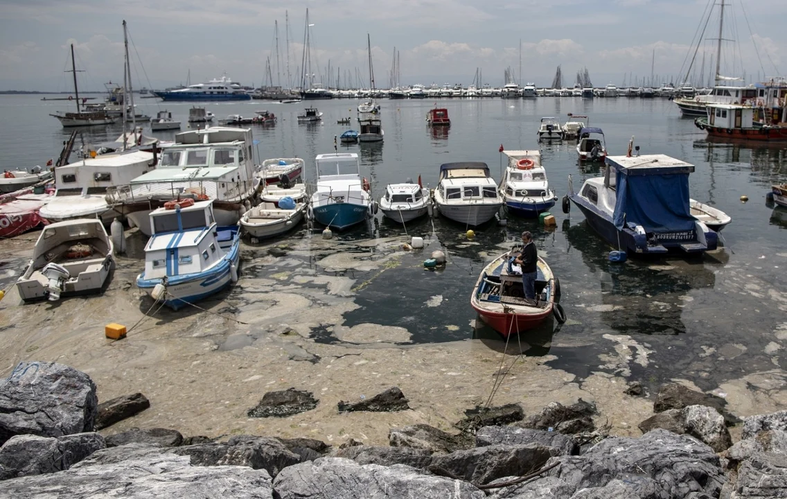 Marea Marmara acoperită de mucilagiu. FOTO EPA-EFE