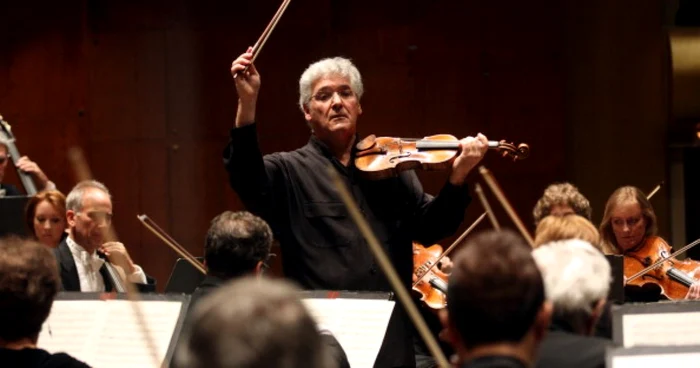 Pinchas Zukerman a concertat pe 8 septembrie, la Sala Palatului, alături de soţia sa, violoncelista Amanda Forsyth şi Orchestra Română de Tineret, dirijată de Lawrence Foster FOTO Arhiva Festivalului George Enescu