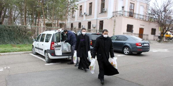 Ajutoare de la preoţi pentru personalul medical şi oamenii în dificultate FOTO Costiuc Petrică