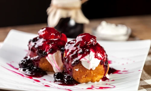 Papansi cu dulceata de fructe de padure  Sursa foto shutterstock 1098286757 jpg