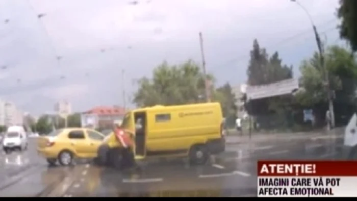 
    Şoferul dubiţei spune că nu a fost atent (captura: romaniatv.net)  