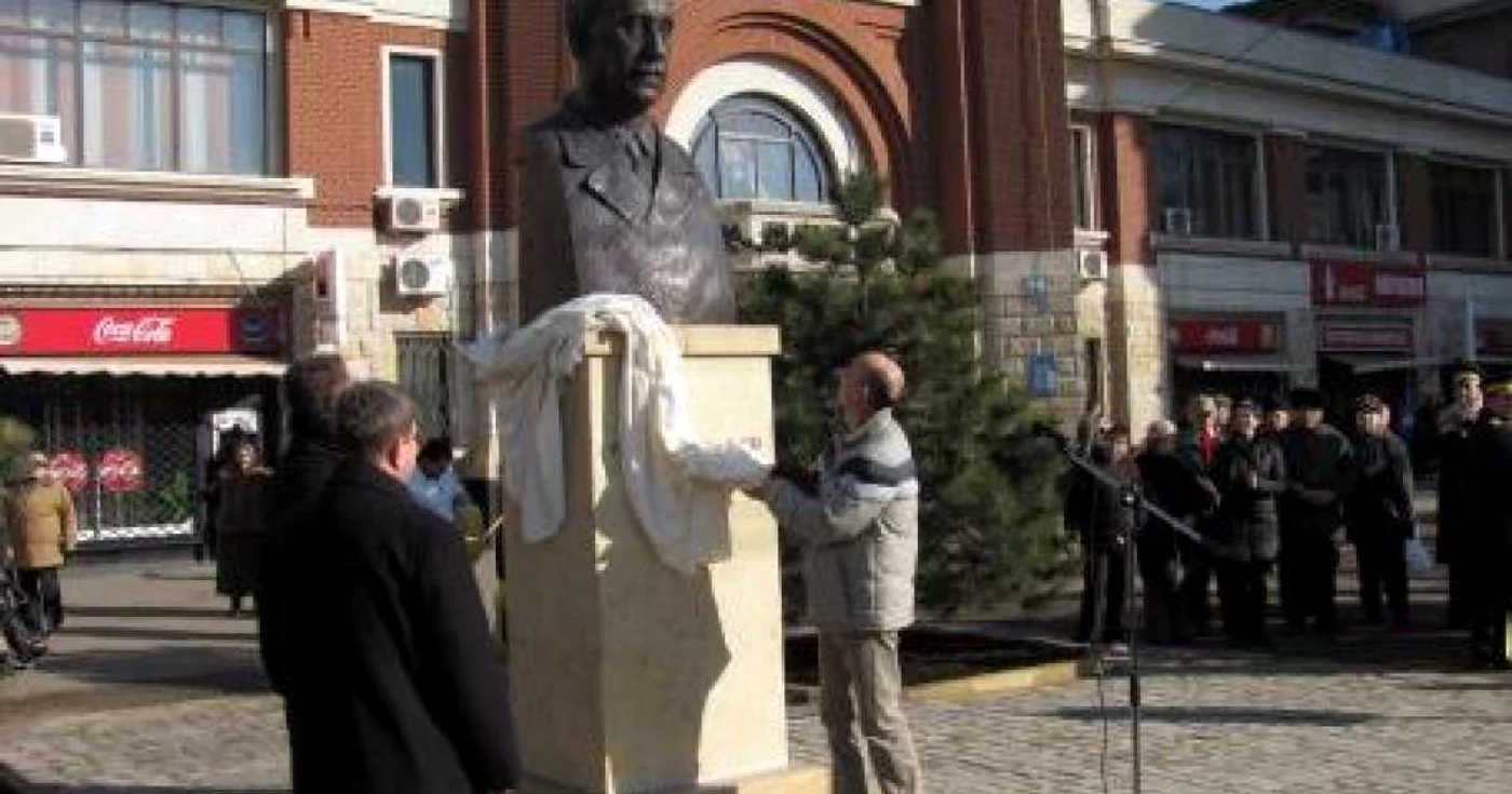 Bustul lui Toma Socolescu, din faţa Halelor Centrale (foto arhiva)