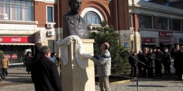 Bustul lui Toma Socolescu, din faţa Halelor Centrale (foto arhiva)