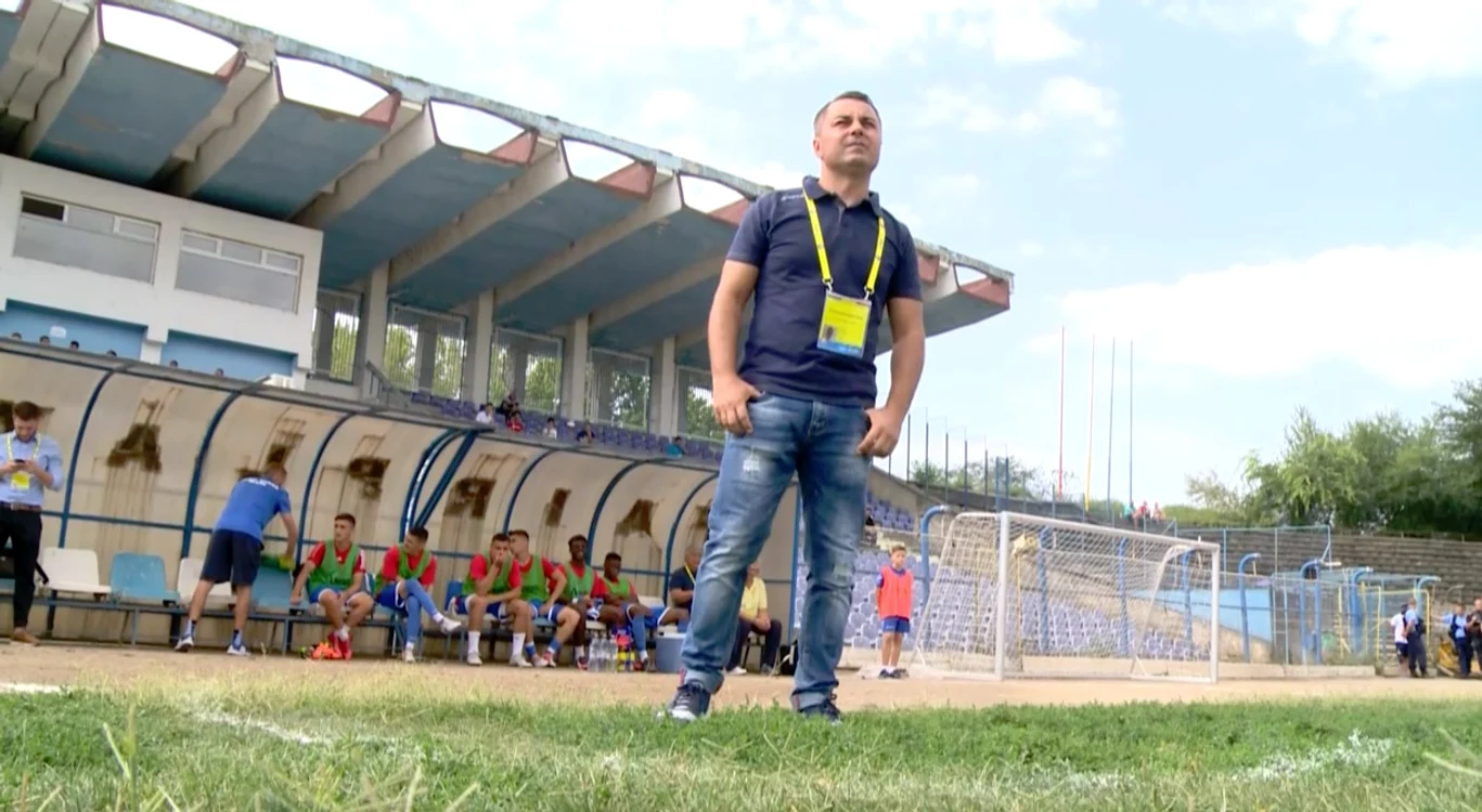 
    Fostul simbol al lui Dinamo, Florentin Petre a trăit la cote maxime debutul pe banca tehnică a Daciei Unirea Brăila. "Piticul" a alergat câțiva kilometrii în spațiul tehnic, a gesticulat non stop și chiar a făcut câteva stopuri cu mingea ca în vremurile bFoto: Click!  