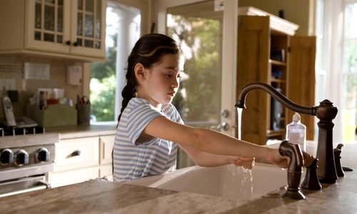 1 fetita singura chiuveta jpg jpeg