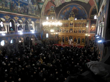 klaus iohannis la slujba religioasa de la sibiu foto