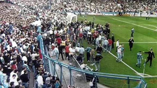 Calendar 15 aprilie: 1989   Tragedia de pe Hillsborough: 96 de fani ai FC Liverpool au murit într o busculadă pe stadionul Hillsborough jpeg