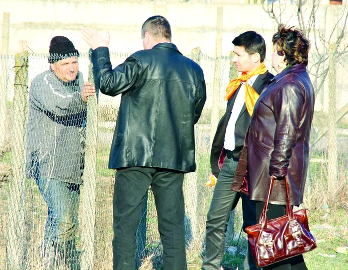 Oamenii de partid  dau năvală la porţile  alegătorilor, doar în  campanie electorală