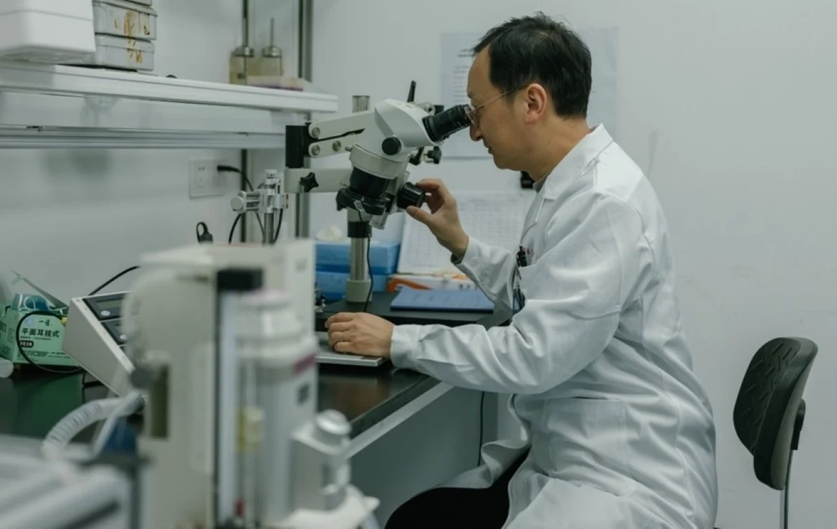 Anchetă în China după moartea unei fetițe de 6 ani în timpul unei terapii genice experimentale. Părinţii au plătit 800.000 de dolari