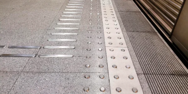 Metrorex a început să monteze elemente de semnalistică pentru persoanele cu deficienţe de vedere FOTO Metrorex