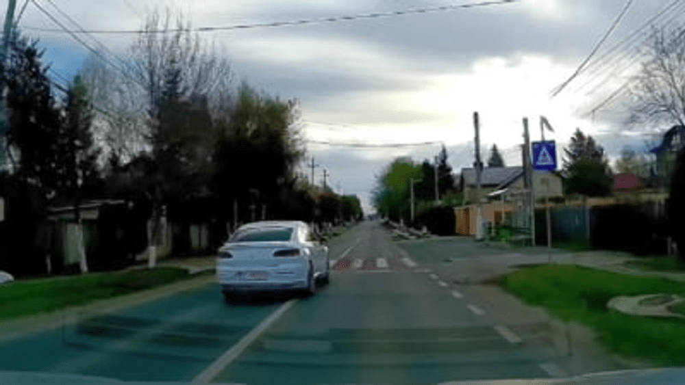 Un polițist a fost surprins când depășește pe linie continuă și pe trecerea de pietoni VIDEO