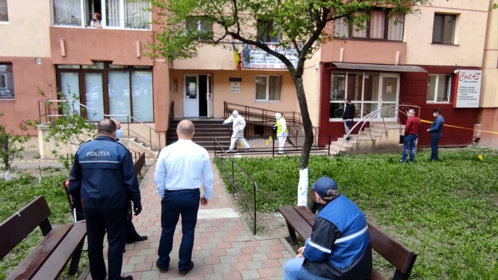 Cadavrul victimei a fost descoperit dub un balcon FOTO Ziarpiatraneamt.ro