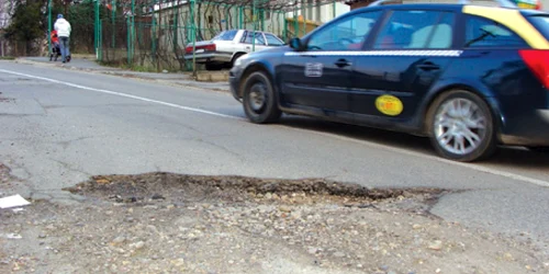 Maşinile orădenilor dau în gropi pe Iza