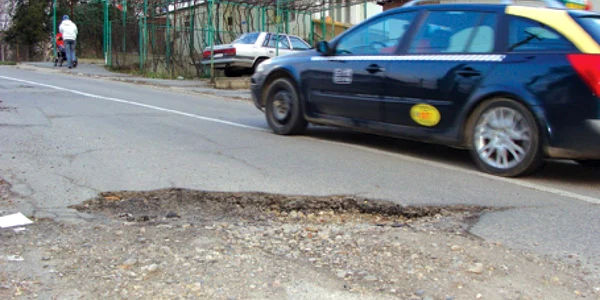 Maşinile orădenilor dau în gropi pe Iza