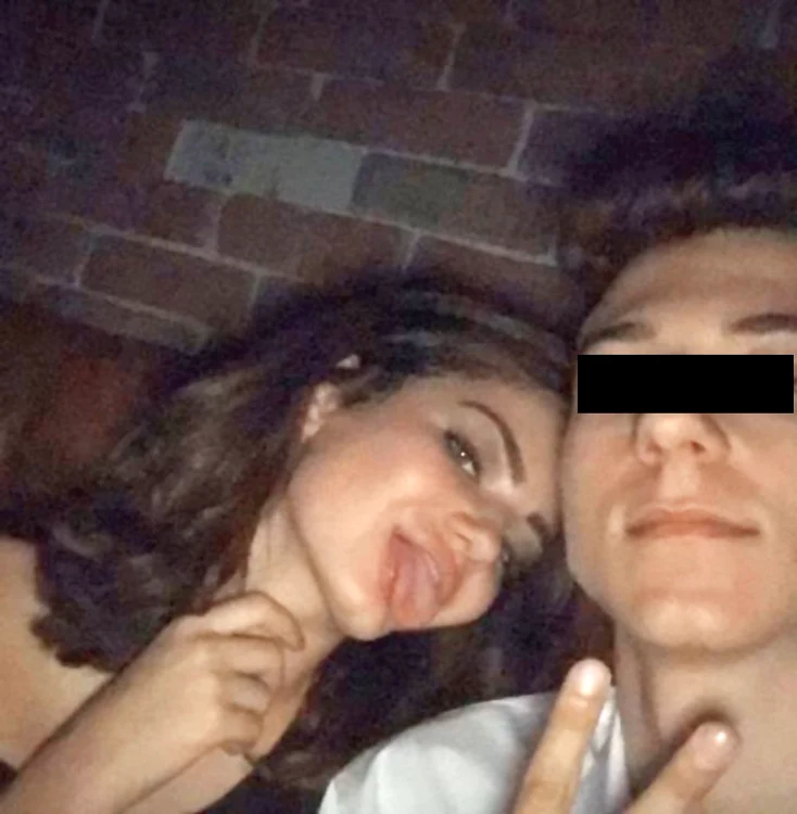 Ioana pozează provocator alături de colegii ei