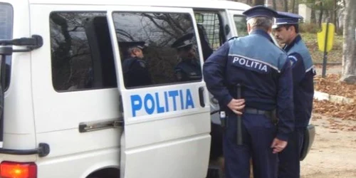 Poliţiştii continuă cercetările