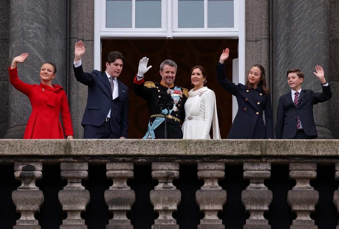 Prințesa Isabella a ales roșu, în timp ce Prințesa Josephine a optat pentru bleumarin. FOTO: Getty Images