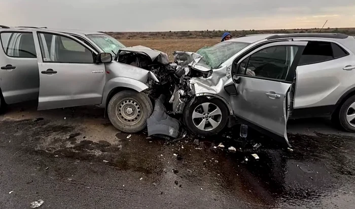 Cele două mașini s-au ciocnit violent FOTO: Captura video
