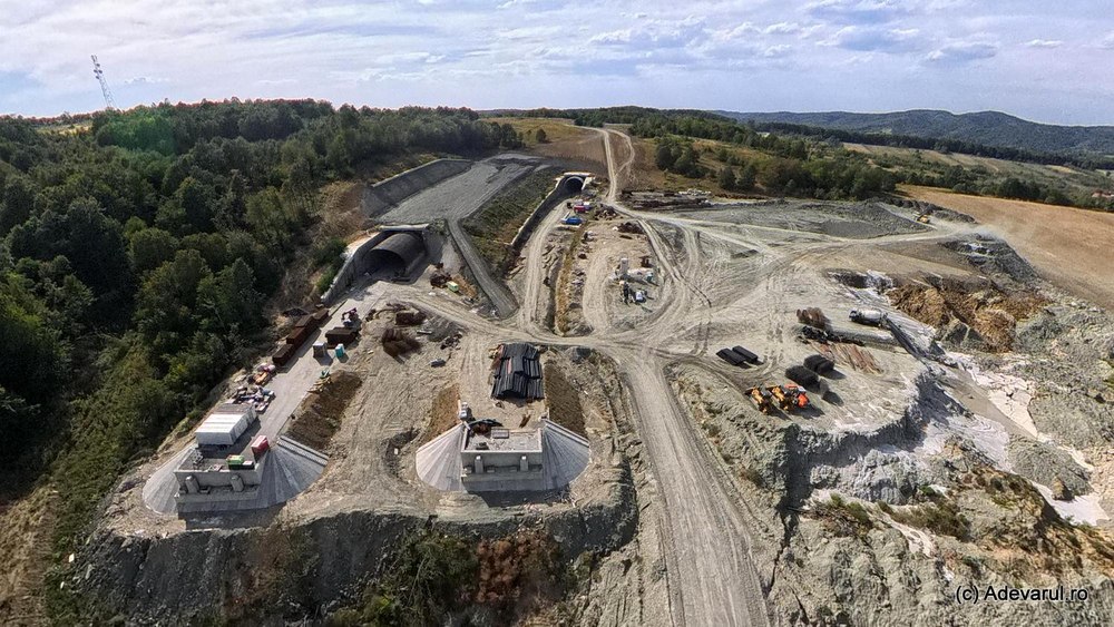 Autostrada cu tuneluri din vestul României, asfaltată pe jumătate. Când va fi străpuns tunelul de aproape doi kilometri
