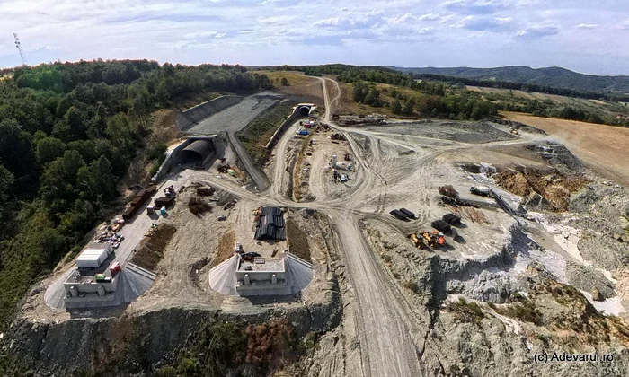 Autostrada cu tuneluri  Foto Daniel Guță ADEVĂRUL jpg
