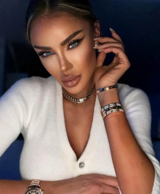Bianca Drăgușanu s-a operat din nou pentru a avea „ochi de pisică”Foto: Arhivă personală