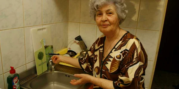Vârstnicii cu pensii mici vor fi nevoiţi să folosească şi mai puţină apă, evident în detrimentul igienei
