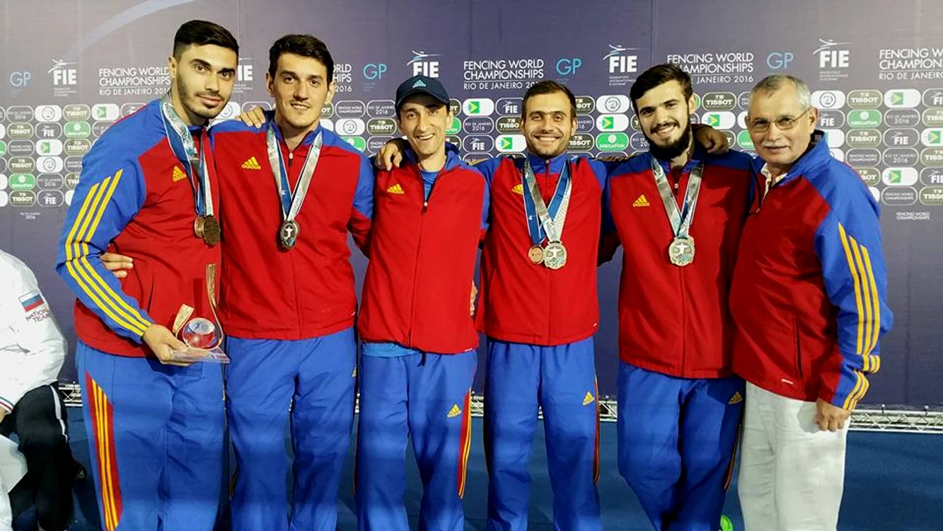 
    Echipa masculină de sabie, antrenată de Mihai Covaliu  