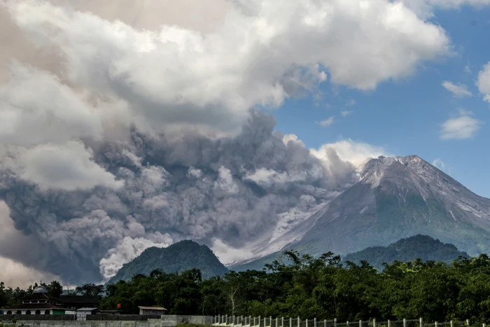 Erupție Vulcan, Indonezia, vedere generică, de la depărtare