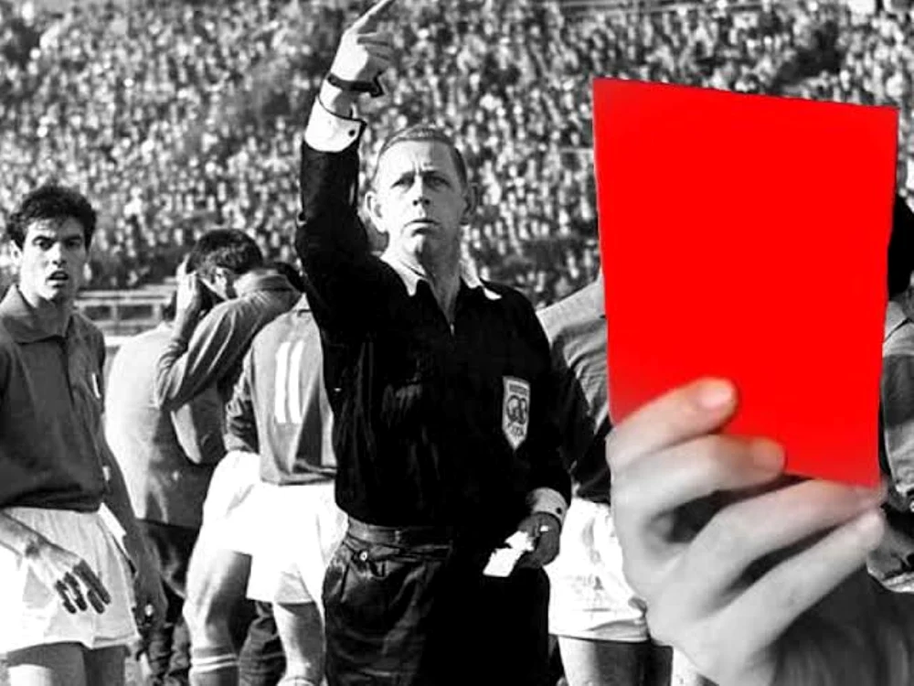 Ken Aston, creatorul cartonaşelor din fotbal.