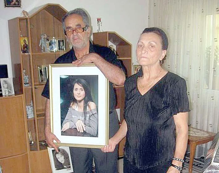 Îndureraţii părinţi ai artistei  au mers aseară la cimitir