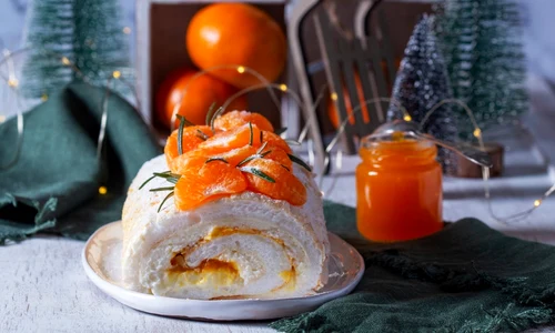 Rulada de bezea cu mascarpone  Sursa foto shutterstock 2550892545 jpg