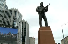 Statuia lui Kalașnikov, inventatorul puștii de asalt AK 47, modificată imediat după inaugurare jpeg