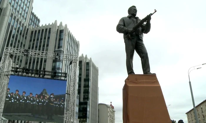 Statuia lui Kalașnikov, inventatorul puștii de asalt AK 47, modificată imediat după inaugurare jpeg