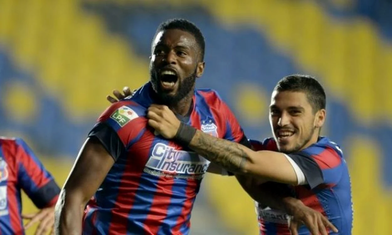 Varela (stânga) a adus egalarea pentru Steaua