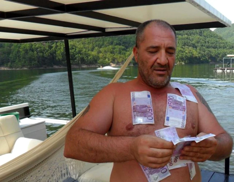 Nelson Mondialu este mândru de banii pe care-i întoarce cu lopata. (Foto: arhiva personală)