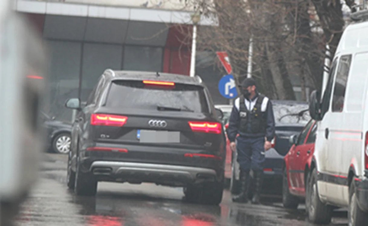 Mirela Vaida este aşteptată şi preluată de bodyguard de la maşinăFoto: Blitz