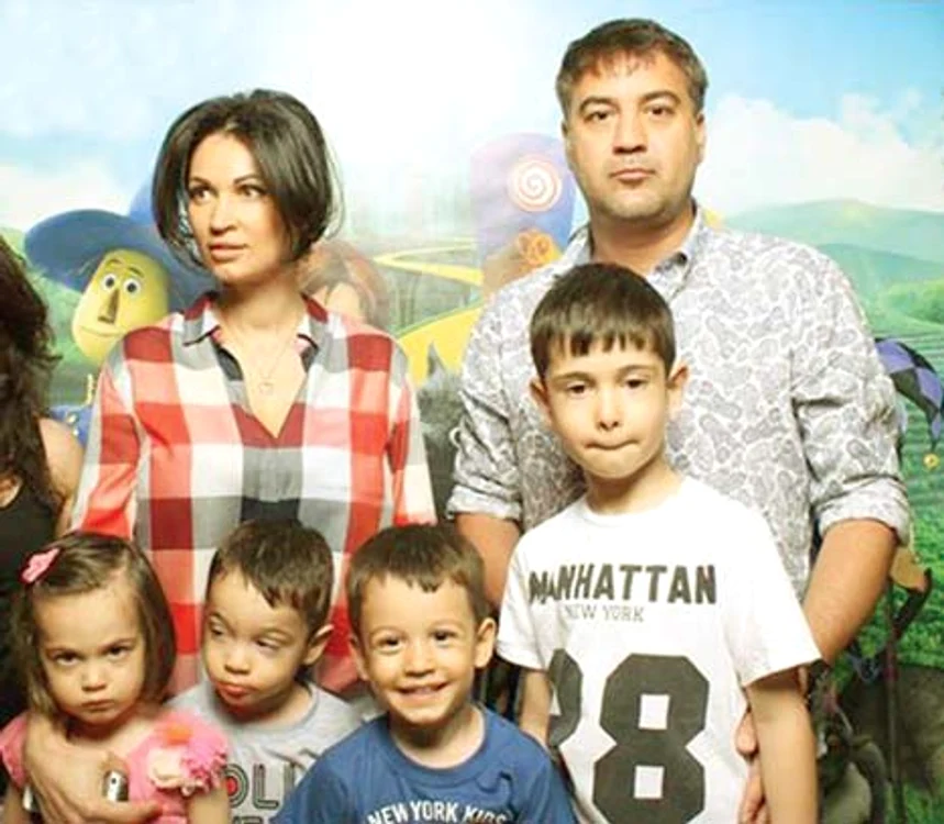 Familia Nicoleta Luciu-Zsolt Csergo, cu cei patru copii ai lor