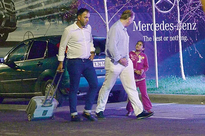 
    Cerşetorii cereau bani de la clienţi  