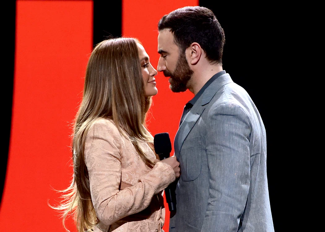 Între Jennifer Lopez și Brett Goldstein este o chimie evidentă