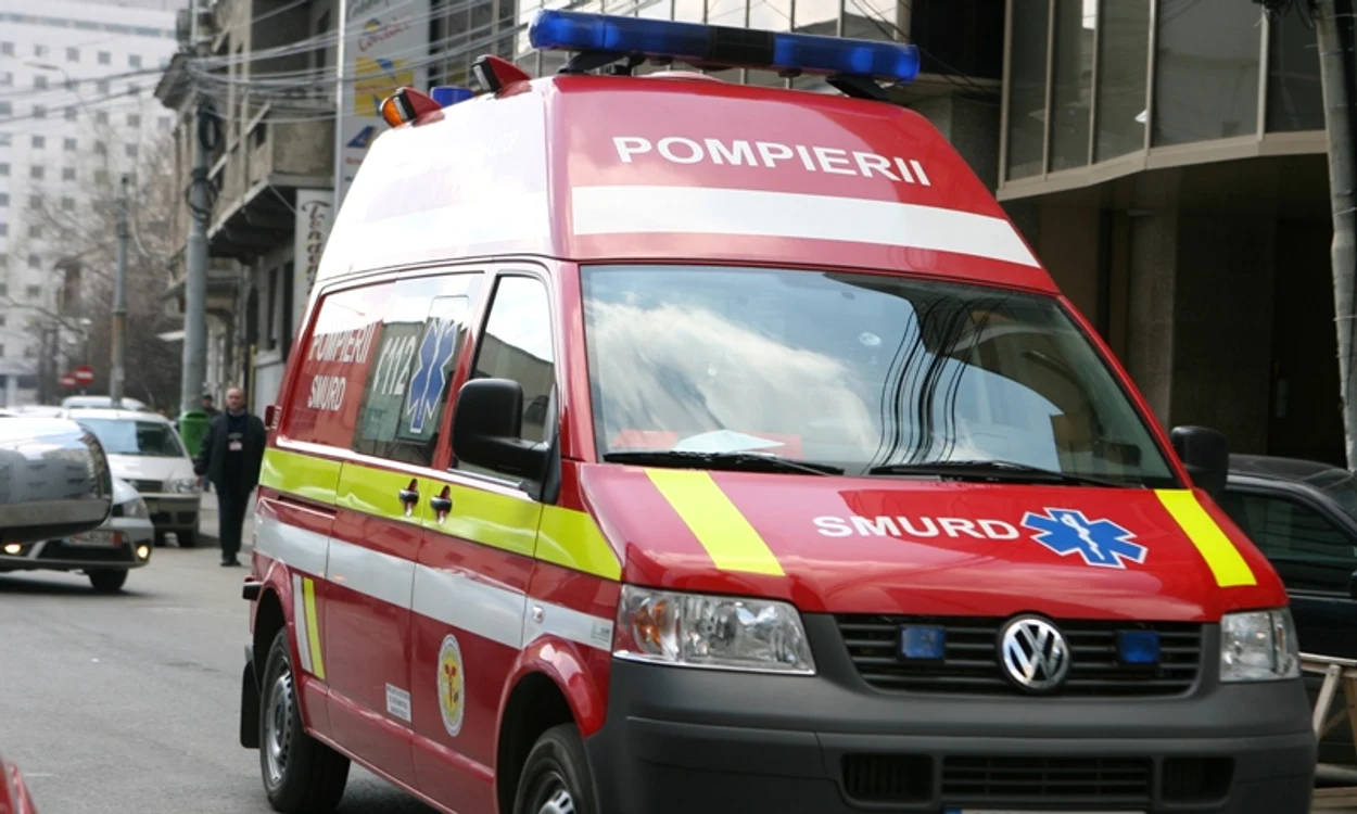 
    Un echipaj SMURD l-a transportat la spital pe bărbatul aflat în stare gravă  