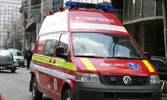 Un echipaj SMURD l-a transportat la spital pe bărbatul aflat în stare gravă